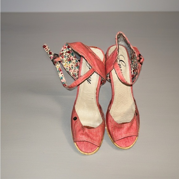 Stylish Pink Wedge Sandals - Picture 3 of 3